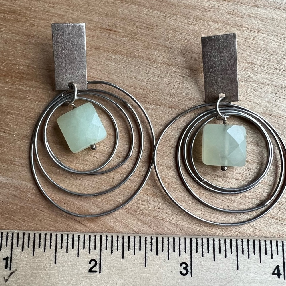 Artisan silver concentric circle dangle earrings with square green stone - Picture 10 of 12